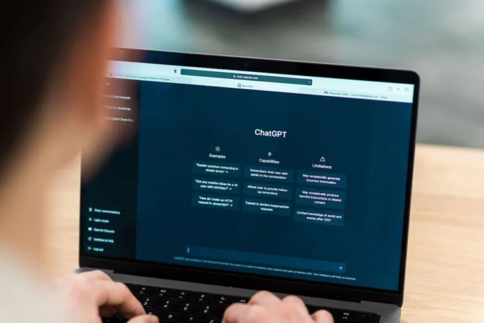 ChatGPT trop flatteur ? OpenAI annule la mise à jour controversée !