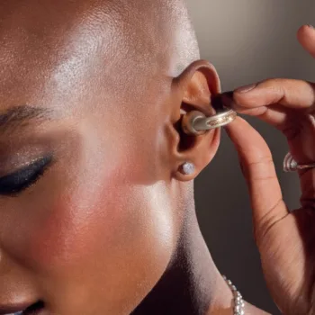 Moto Buds Loop : le son Bose rencontre le luxe Swarovski (et l'IA) !