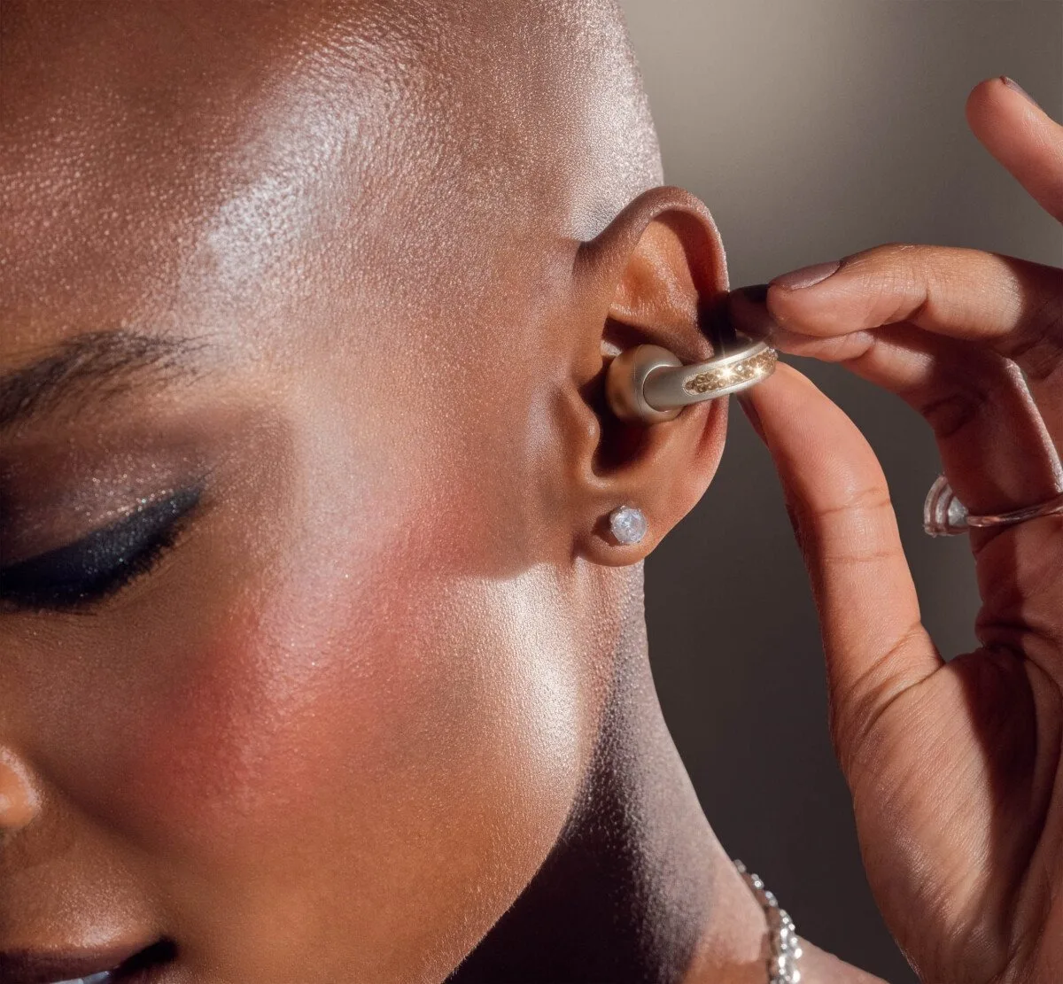 Moto Buds Loop : le son Bose rencontre le luxe Swarovski (et l'IA) !