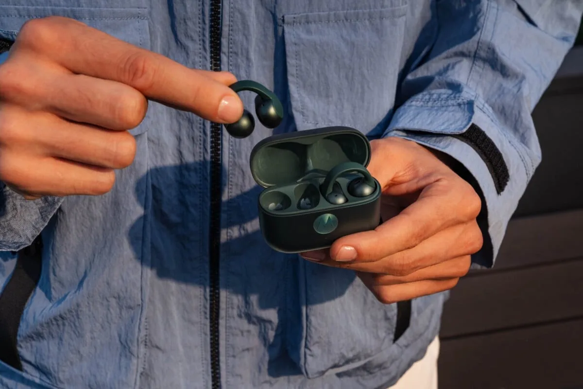 motorola buds loop vert lifestyl