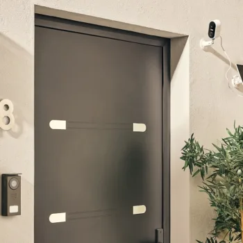 Enki lance une caméra solaire et un visiophone connecté pour sécuriser votre maison