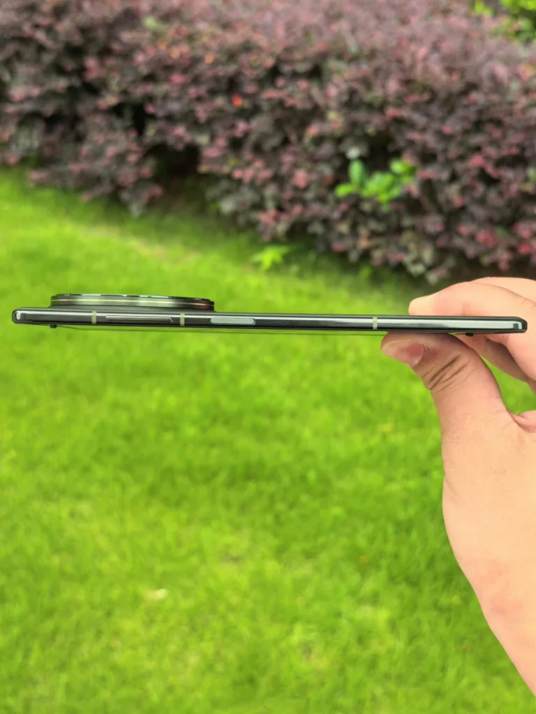 vivo X Fold 5 : le pliable ultra-fin qui défie même son port USB-C 53 GtkNIh1WwAAM81Z 1536x2048 1