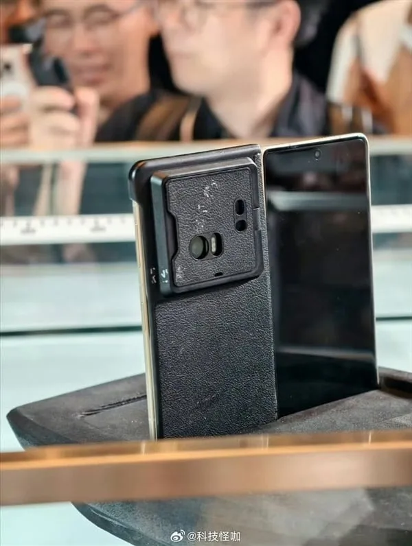 Honor Magic V5 showcased in a pr 1
