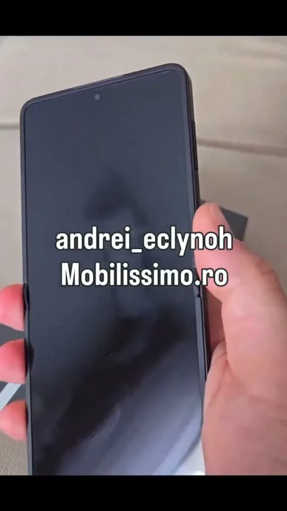 Galaxy Z Flip 7 : une prise en main révèle l'écran externe plus grand et son design plus fin 51 Flip 7 hands on leak 3