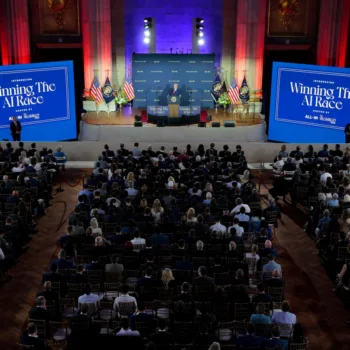 Trump dévoile son plan IA : moins de régulation, plus de pouvoir pour l’intelligence artificielle