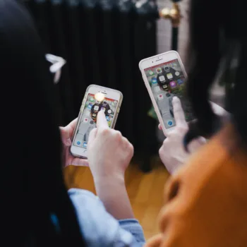 Le marché mondial des smartphones progresse de 1 % au T2 2025, Samsung repasse en tête