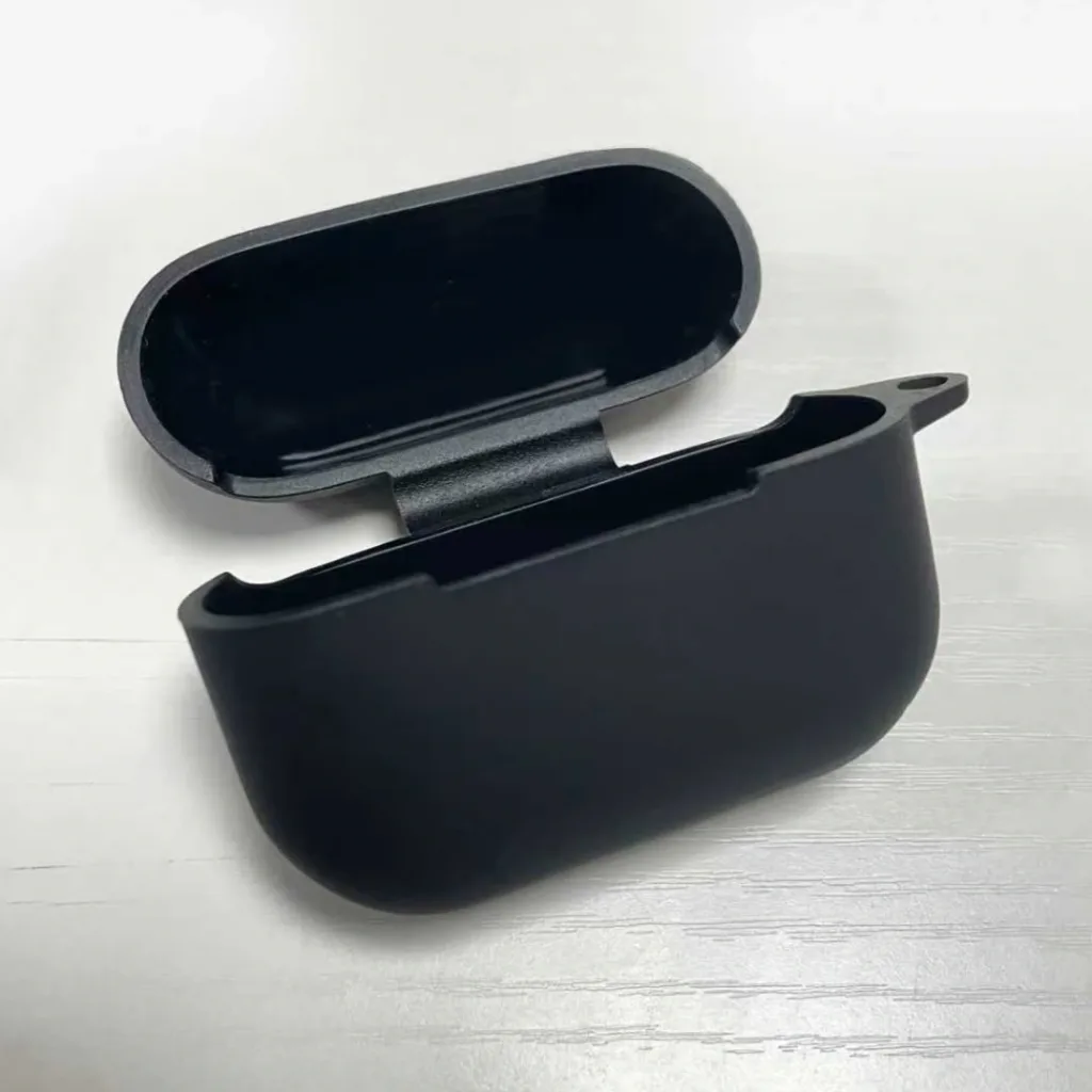 AirPods Pro 3 : Apple préparerait sa plus grosse mise à jour depuis des années 43 Apple AirPods Pro 3 Charging Case Leak 1