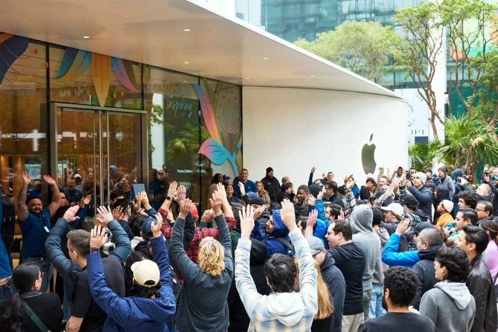 Apple Miami Worldcenter opening 2