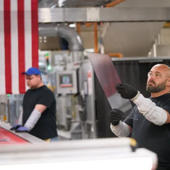 Apple investit 100 milliards pour relocaliser sa production aux États-Unis