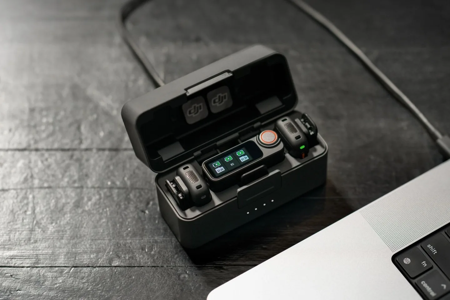 DJI Mic 3 : un micro cravate compact mais ambitieux, pensé pour la mobilité et la production pro 52 DJI Mic 3 charging case