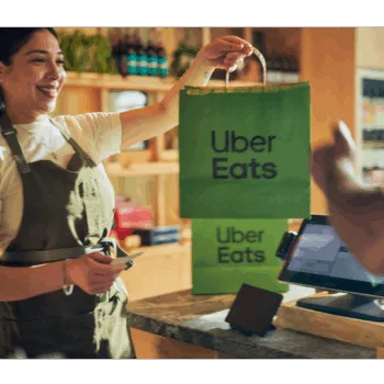 Uber Eats adopte l’IA générative pour booster ses menus, photos et avis : ce qui change pour les utilisateurs