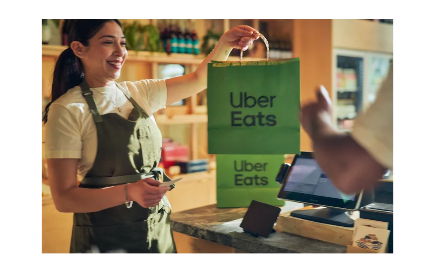 Uber Eats adopte l’IA générative pour booster ses menus, photos et avis : ce qui change pour les utilisateurs