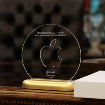 Apple offre un luxueux cadeau à Donald Trump dans l’espoir d’échapper aux nouvelles taxes douanières