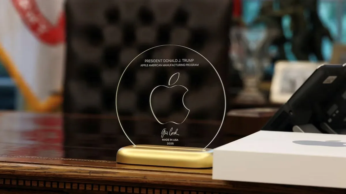 Apple offre un luxueux cadeau à Donald Trump dans l’espoir d’échapper aux nouvelles taxes douanières