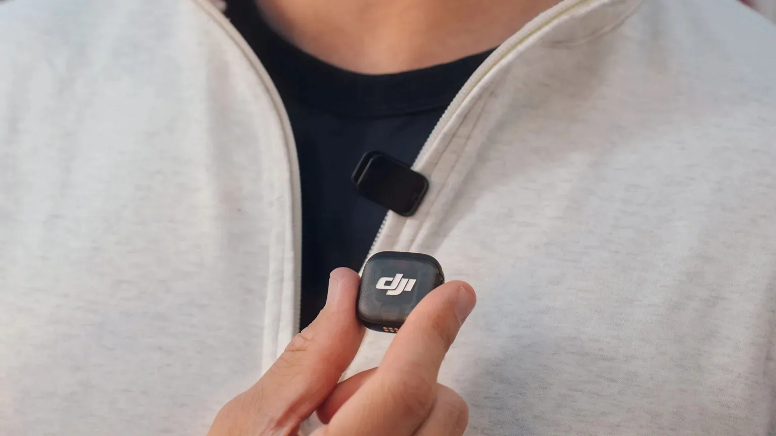 DJI Mic 3 : un micro cravate compact mais ambitieux, pensé pour la mobilité et la production pro 51 dji mic 3 hand 1536w 864h.jpg