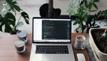 HTML Embed : l’arme secrète des marketeurs pour booster l’engagement en 2025