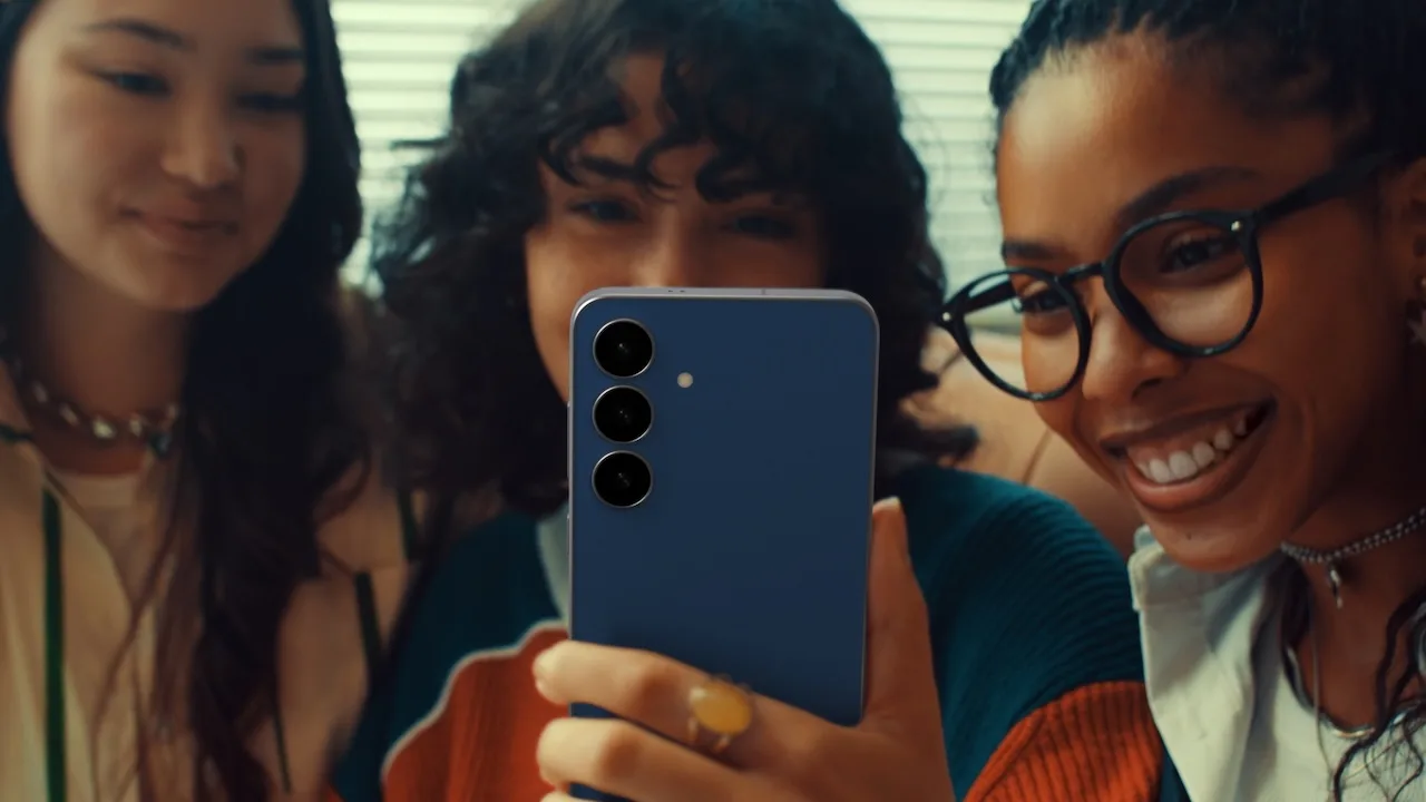 Galaxy S25 FE : Samsung dévoile son nouveau « Fan Edition » avec One UI 8 et Galaxy AI 50 005 galaxy s25 fe lifestyle