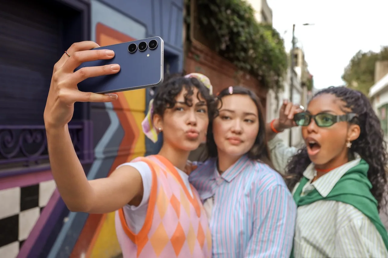 Galaxy S25 FE : Samsung dévoile son nouveau « Fan Edition » avec One UI 8 et Galaxy AI 51 007 galaxy s25 fe lifestyle