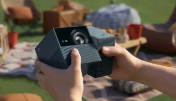 TCL PlayCube : un mini-projecteur Google TV designé pour le camping