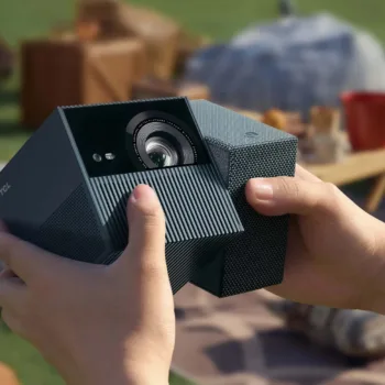 TCL PlayCube : un mini-projecteur Google TV designé pour le camping