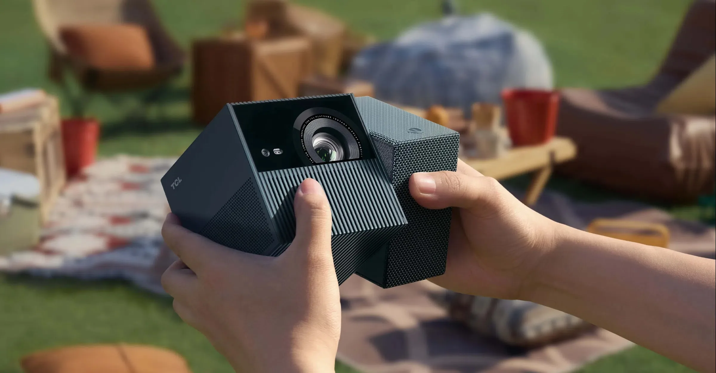 TCL PlayCube : un mini-projecteur Google TV designé pour le camping