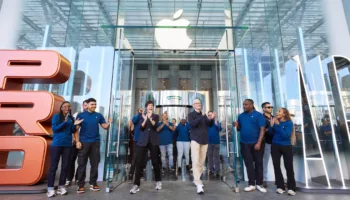 iPhone 17 : le succès du lancement rassure Wall Street et relance l’action Apple