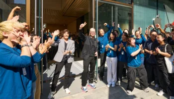 Tim Cook félicite les équipes d’Apple après le succès de l’iPhone 17 — trois jours de congé offerts