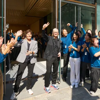 Tim Cook félicite les équipes d’Apple après le succès de l’iPhone 17 — trois jours de congé offerts