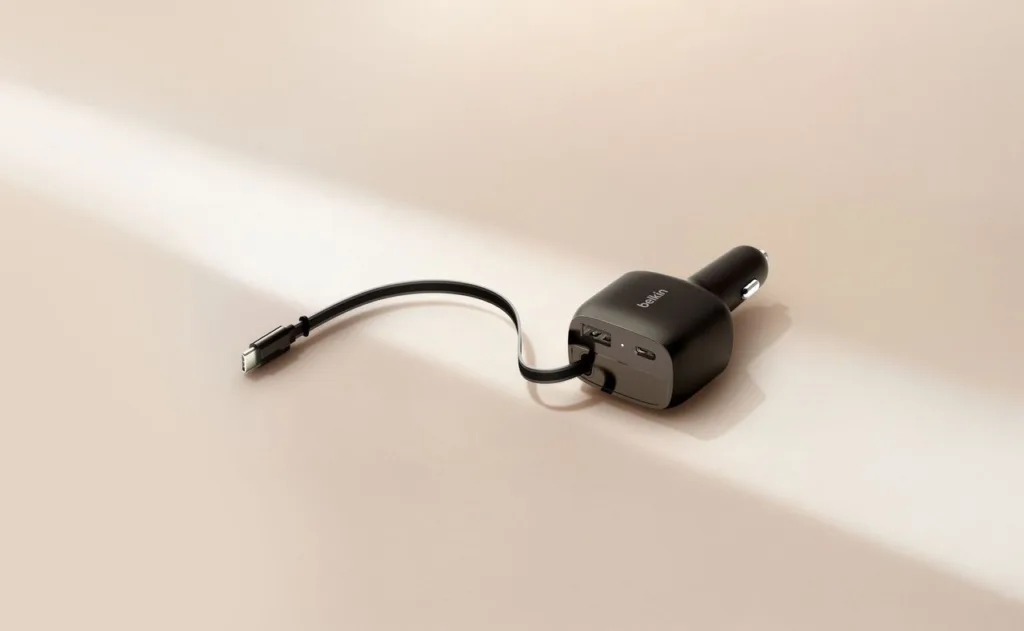 Belkin UltraCharge : chargeur sans fil Qi2.2 avec un anneau rabattable intégré 40 BoostCharge Retractable Car Charger