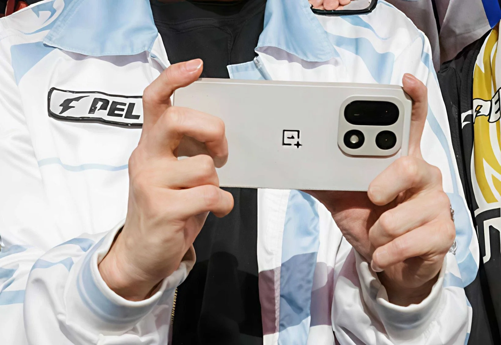 OnePlus 15 : premières photos du nouveau design carré inspiré de Google