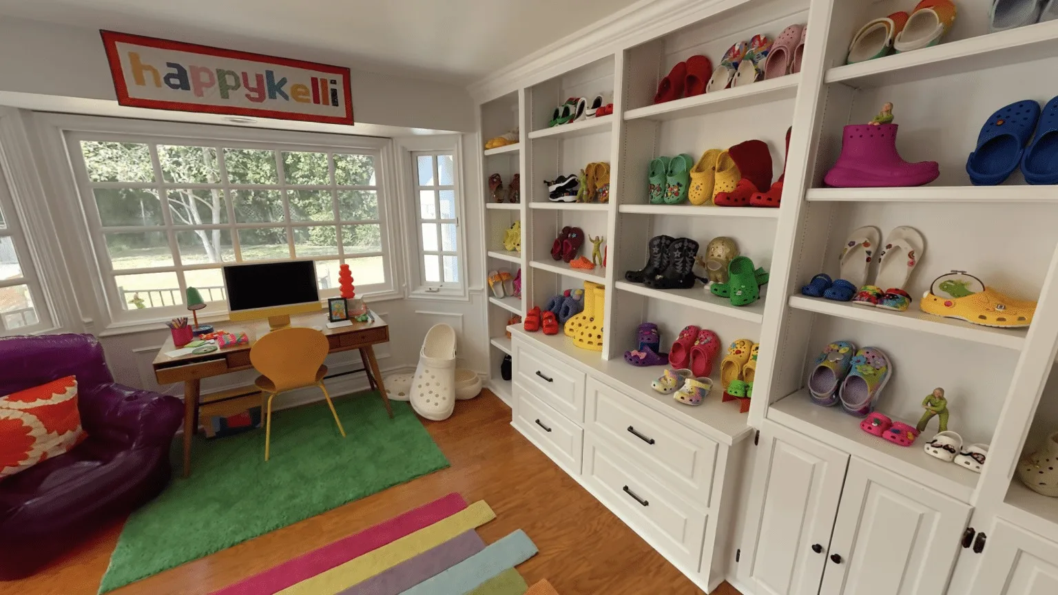 Happy Kellis Crocs room Screensh