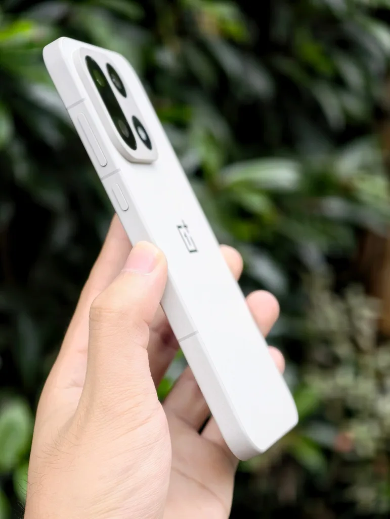 OnePlus 15 : Adieu le design circulaire, bonjour la nouvelle signature anguleuse 55 OnePlus 15 live shot 2 scaled 1