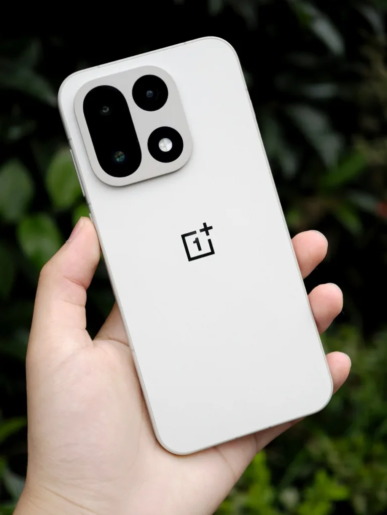 OnePlus 15 : Adieu le design circulaire, bonjour la nouvelle signature anguleuse 56 OnePlus 15 live shot 3 scaled 1