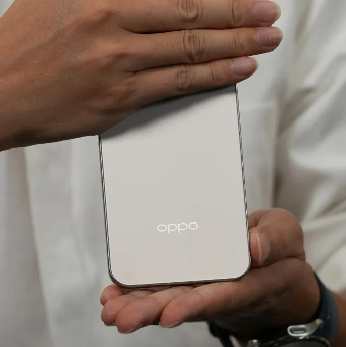 Oppo Find X9 series in titanium