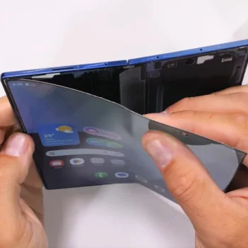 Galaxy Z Fold 7 : un démontage révèle du titane sous l’écran… et des faiblesses côté refroidissement