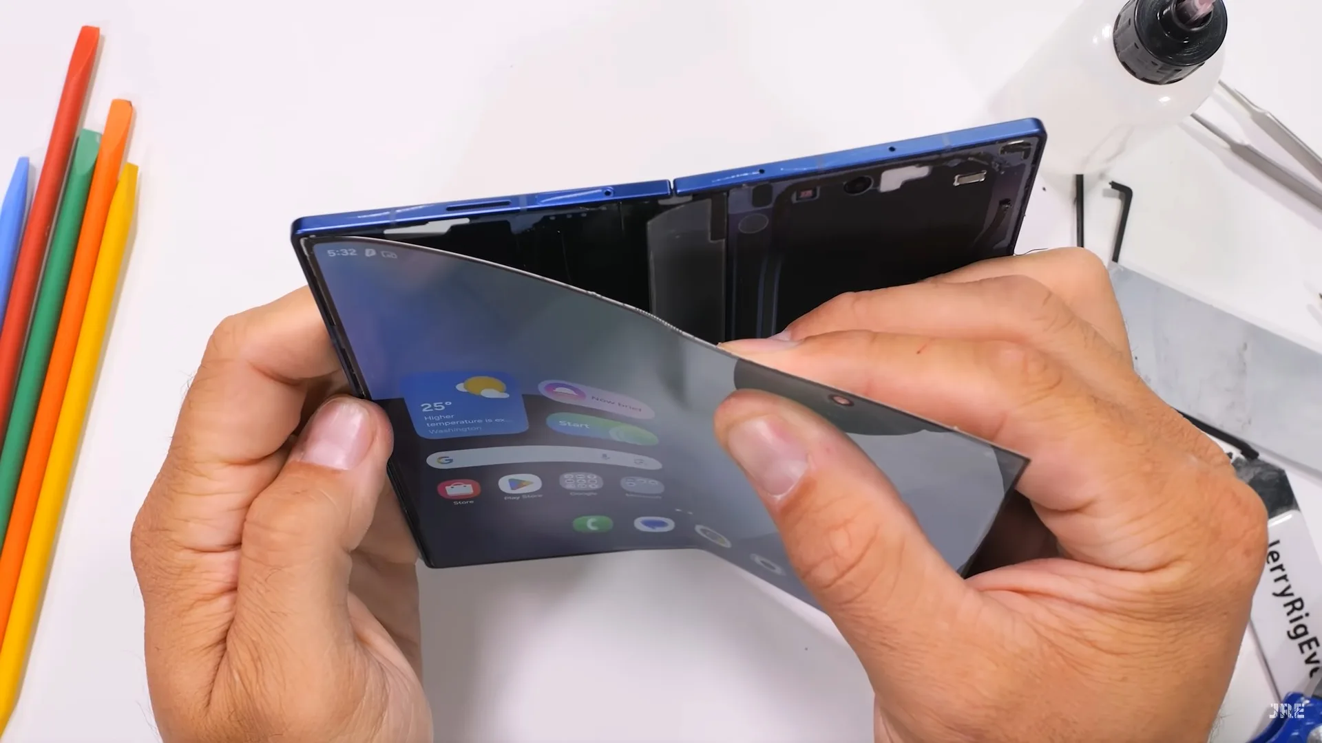 Galaxy Z Fold 7 : un démontage révèle du titane sous l’écran… et des faiblesses côté refroidissement