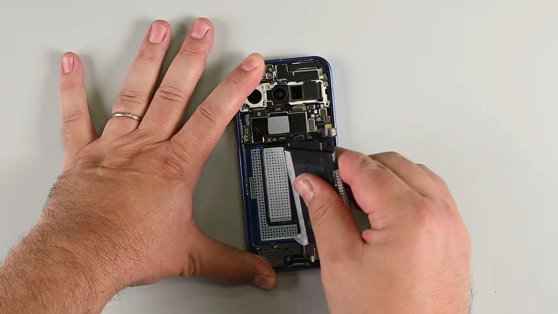 Google Pixel 10 : plus réparable que jamais grâce à son nouveau système de batterie