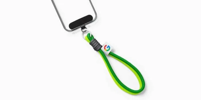 Google Rope Wristlet, une bandoulière pour Pixel à 7 dollars : la réponse au Crossbody Strap d’Apple 52 blue purple rope wristlet google 1
