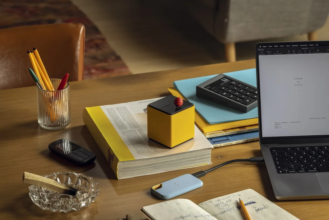 Inutile, design et intelligent : Découvrez « La machine », l'objet connecté qui ne sert à rien 50 desk2