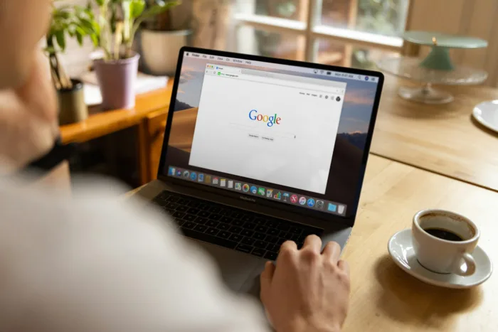 Google Search: le hack « num=100 » pour afficher 100 résultats disparaît