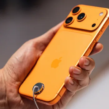 Joli, mais fragile : La polémique qui gâche le nouveau design de l'iPhone 17 Pro