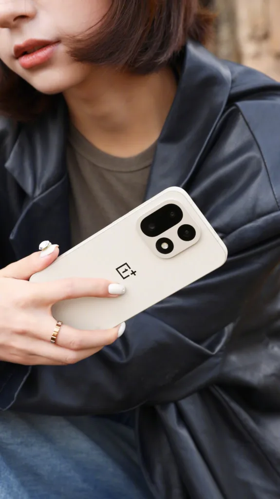 OnePlus 15 : le coloris « Sand Storm » se dévoile avant le lancement officiel 56 004dYw4Bly1i5w868hg1jj62ww56ox6q