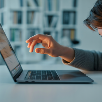 Apple prépare un MacBook Pro révolutionnaire avec écran tactile et puce M6 pour 2026