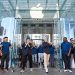 Apple Fifth Avenue New York Tim Cook and Deirdre O Brien welcome customers with team members 250919