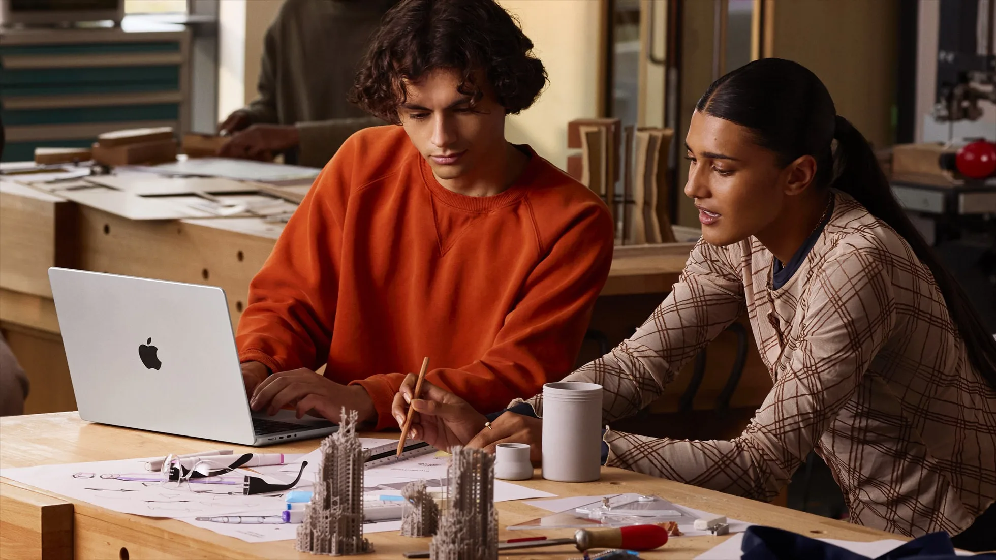 Apple met à jour le MacBook Pro 14 pouces avec la puce M5 : plus d’IA, plus de puissance, même design 53 Apple MacBook Pro 14 in lifestyl 1