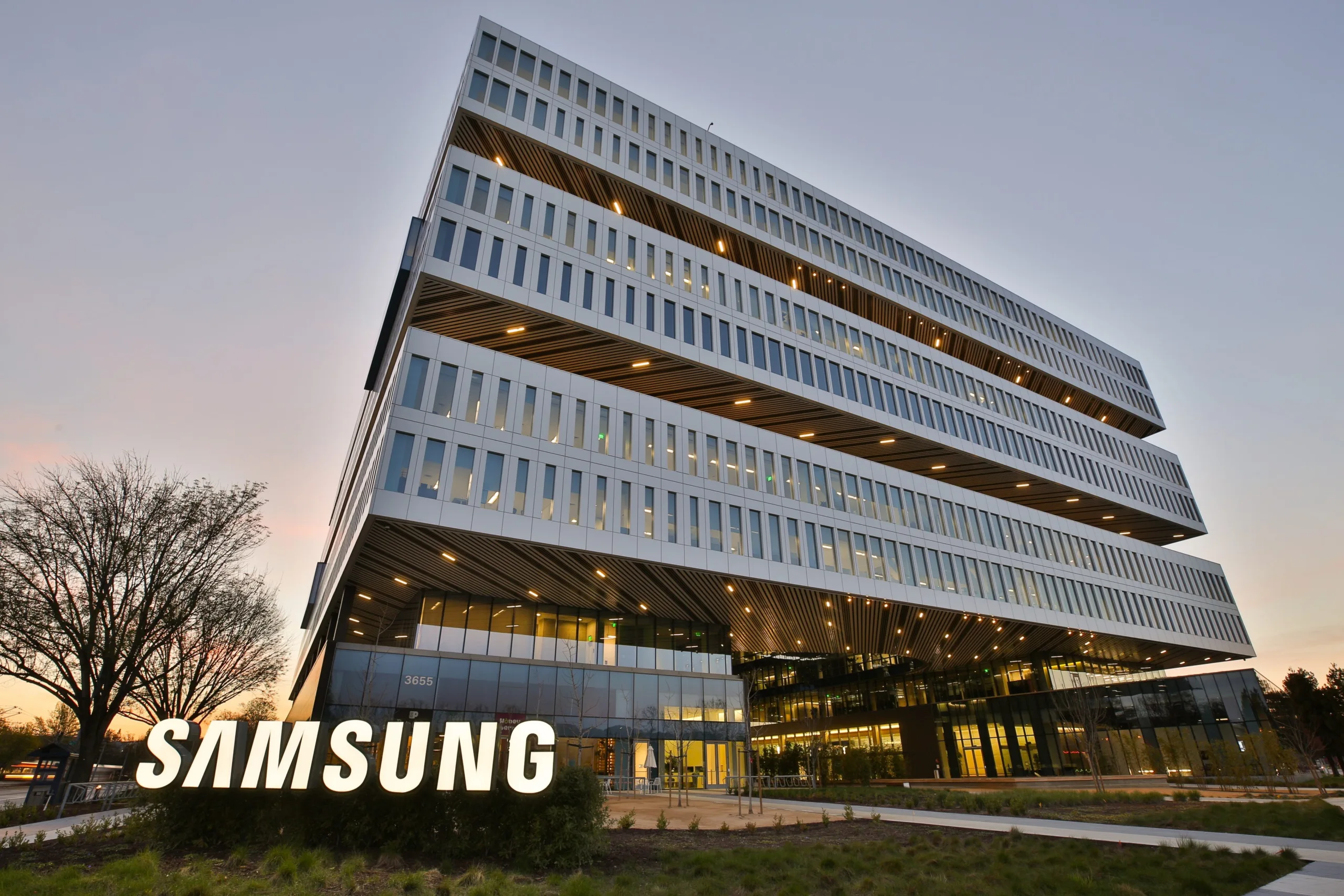 Samsung bat un record historique en Bourse grâce à l’IA et au boom des puces mémoire