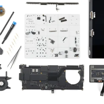 MacBook Pro M5 : Apple améliore discrètement la réparabilité, selon le démontage d’iFixit