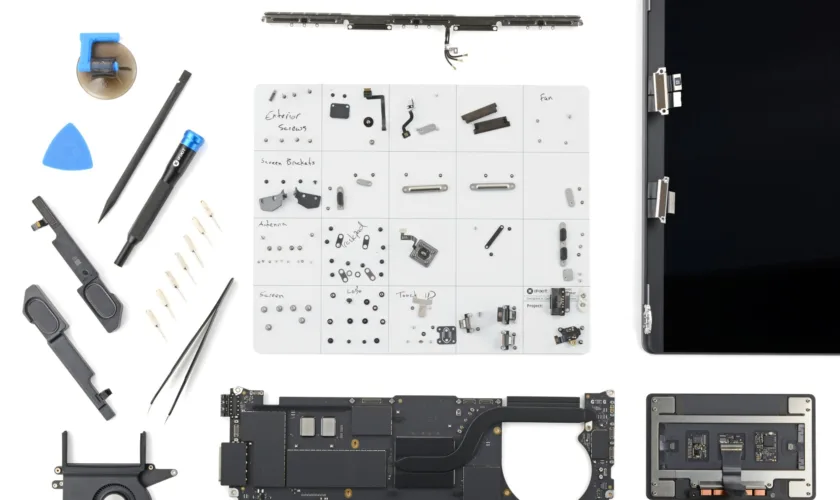 MacBook Pro M5 : Apple améliore discrètement la réparabilité, selon le démontage d’iFixit