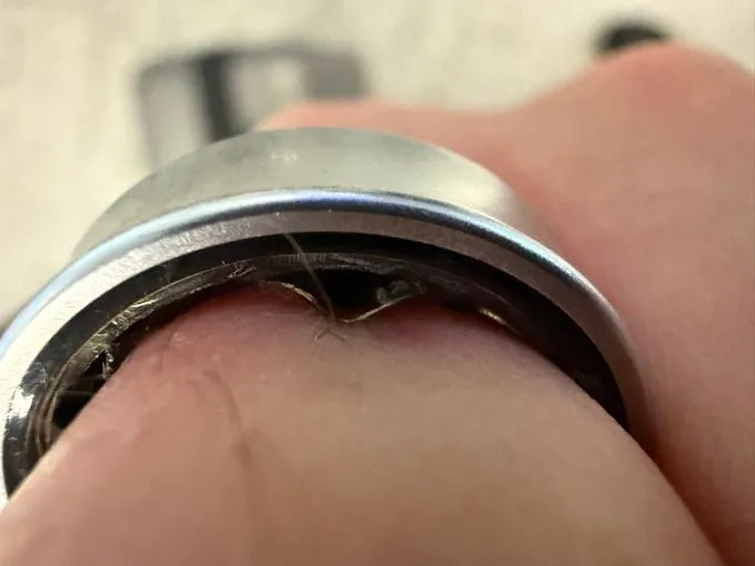 Galaxy Ring: Concerns Over Battery, Falling Autonomy, and Extreme Swelling Cases Samsung Galaxy Smart Ring with Swollen Battery