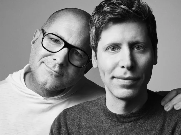 OpenAI et Jony Ive : Des défis techniques majeurs retardent le projet d’appareil IA sans écran